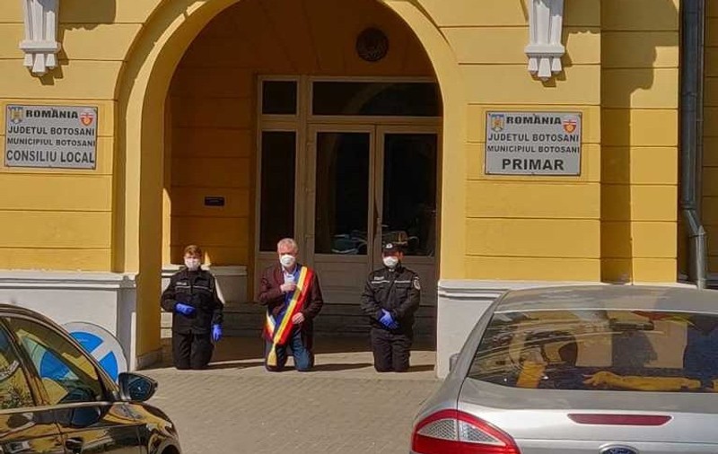 Un primar s-a rugat în genunchi în faţa instituţiei pe care o conduce ca locuitorii să scape de coronavirus