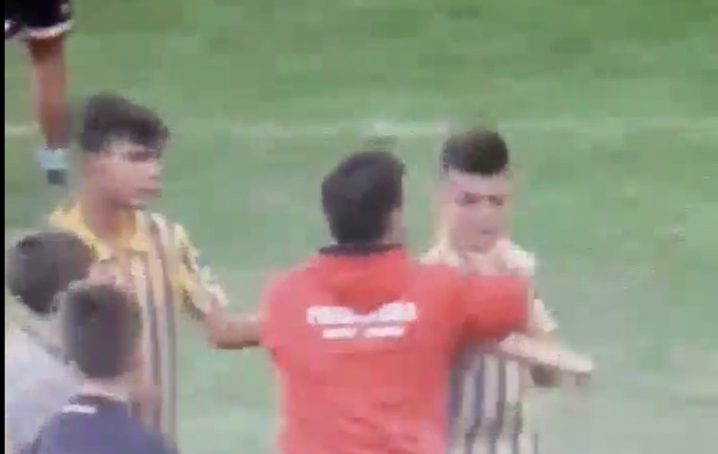 Un antrenor de la Primavera Satu Mare 2003 a lovit un copil de la echipa adversă | VIDEO