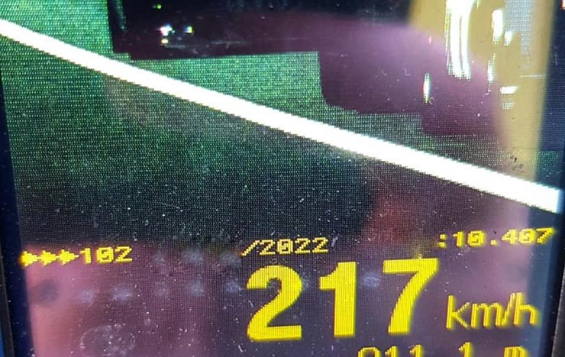 Un șofer prins de radar cu 217 km/h a încercat să scape de poliție: „Autocamionul nu a fost cea mai bună ascunzătoare”