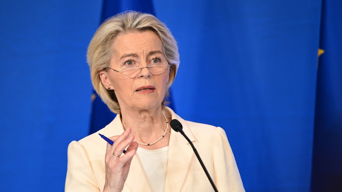Președinta Comisiei Europene, Ursula von der Leyen, vorbește la microfon și are în spate steagul albastru al Uniunii Europene