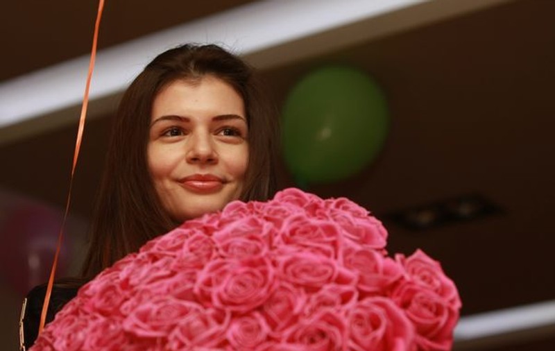 Monica Gabor a primit sute de trandafiri roz de la Mr. Pink: "Nu știam că are o latură așa sensibilă" | VIDEO