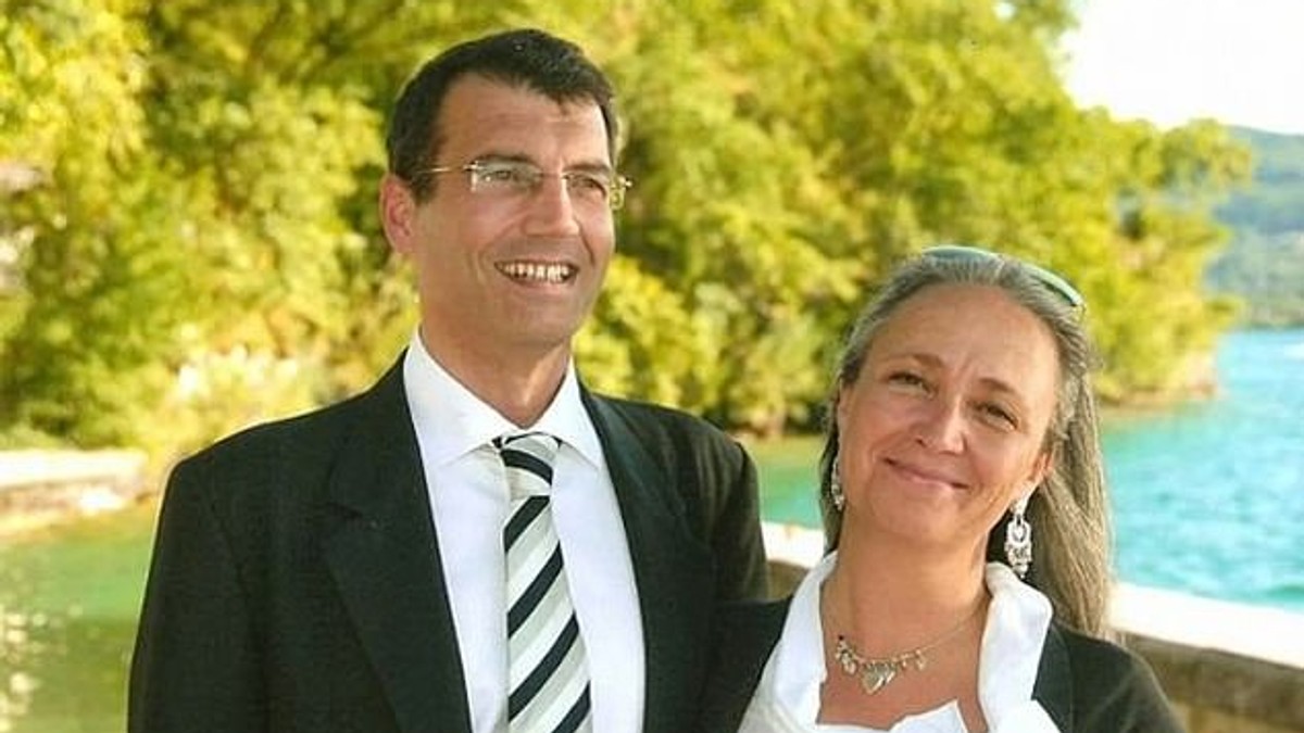 Poliția britanică l-a arestat zilele trecute pe un presupus criminal căutat de opt ani pentru că și-a ucis soția și cei patru copii. Cazul a luat o întorsătură incredibilă