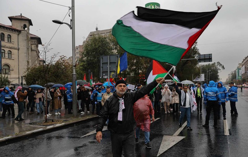 Marș pentru susținerea Palestinei la București. Manifestanții au strigat „Opriți războiul!” sub atenta supraveghere a jandarmilor