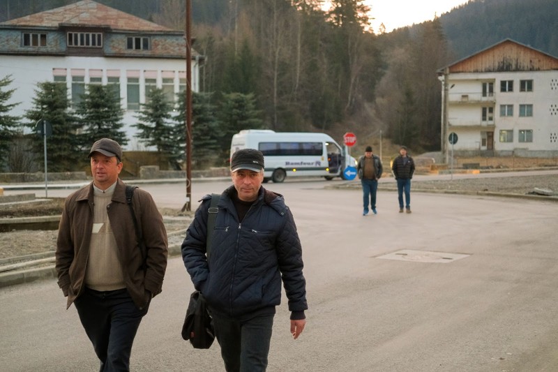 Angajații de la mină ajung în Crucea la 6.30 dimineață. Lucrează acum într-un singur schimb