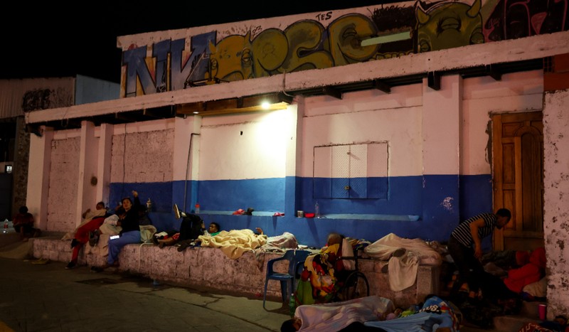 Oamenii din Venezuela dorm pe străzi de frica unor eventuale replici ale cutremurului. Foto: Getty Images