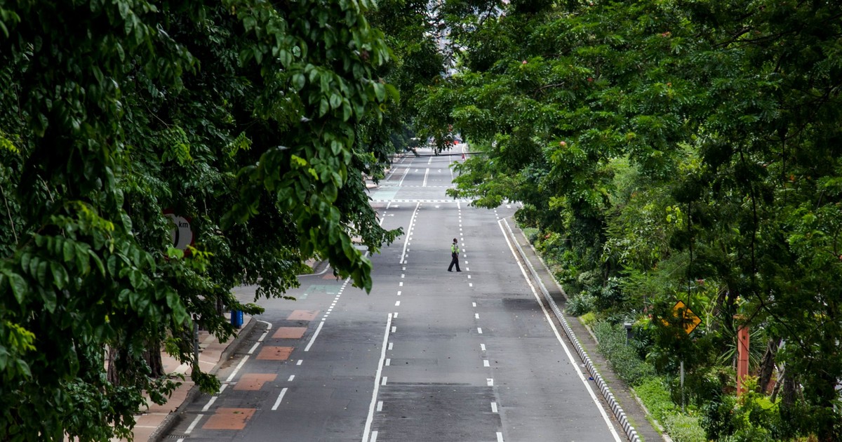 Surabaya, Indonezia. Poliția n-are bătăi de cap cu circulația, zilele astea...