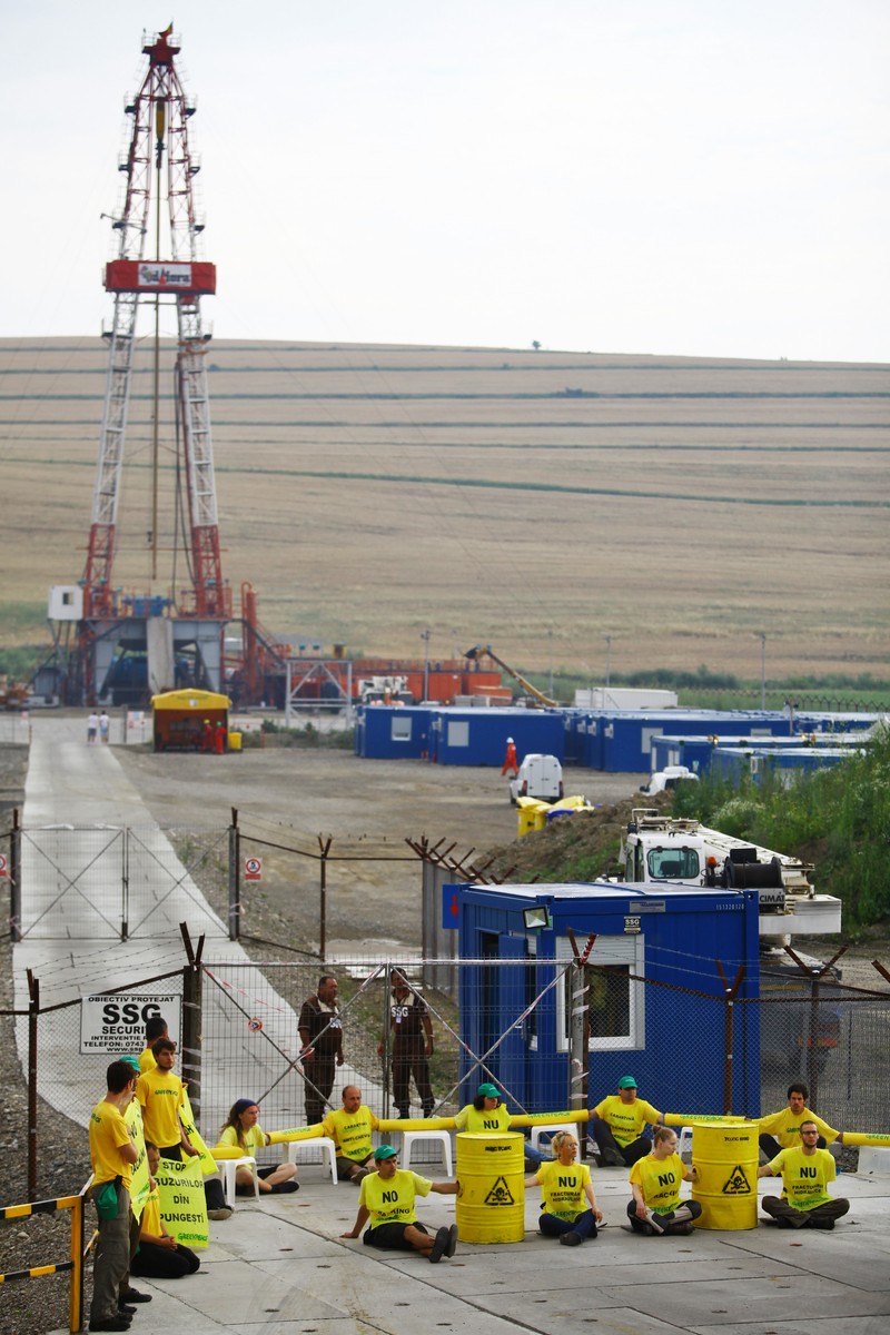 Activiști Greenpeace în fața sondei de forare Chevron / Foto: EPA