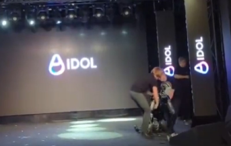 Primul robot umanoid al Rusiei s-a făcut de râs chiar la lansare și a devenit viral: a căzut pe scenă | VIDEO