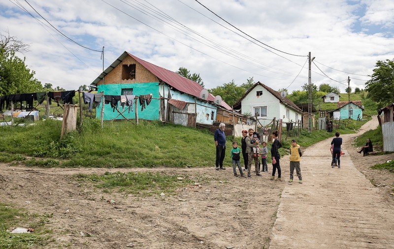 În comuna unde trei fetițe au murit intoxicate, oamenii spun că medicul a cumpărat dispensarul și l-a făcut casă, iar consultațiile sunt pe bani