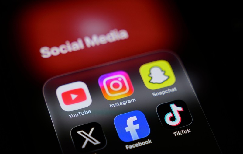 Franța interzice rețelele de socializare pentru minorii sub 15 ani, o premieră în Europa. Proiectul de lege prevede şi interzicerea telefoanelor mobile în liceu