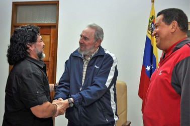Diego Maradona, stânga, dă mâna cu Fidel Castro în Cuba, 23 iulie 2011. În dreaptă este Hugo Chavez. Foto EPA