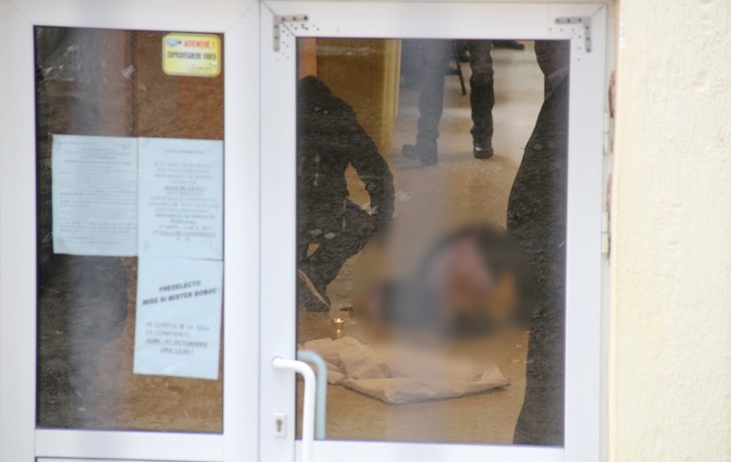 SCENE ŞOCANTE la Botoşani! Profesor mort pe holul liceului