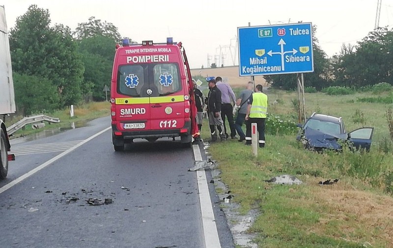 Două persoane au murit și o fată de 15 ani a fost rănită, în urma unui accident în care au fost implicate o mașină și un TIR, în județul Constanța