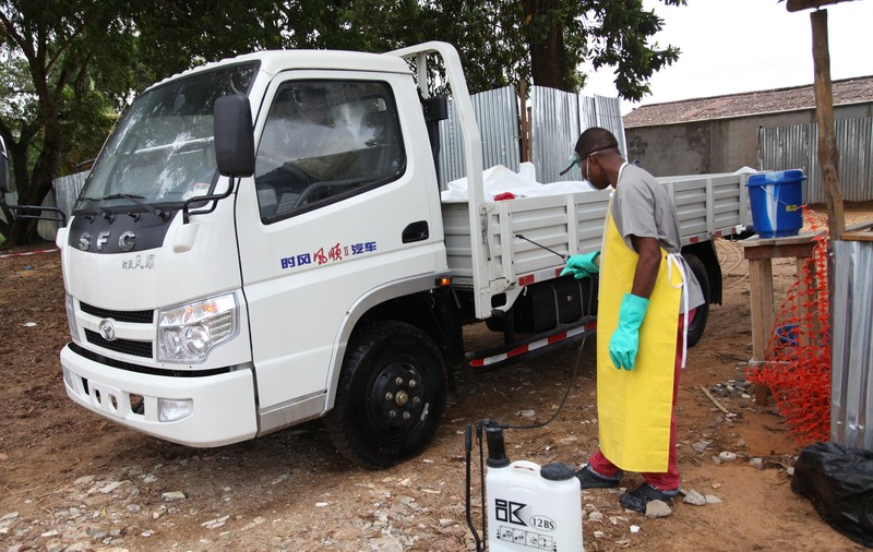 Virusul Ebola a provocat moartea a 887 de persoane