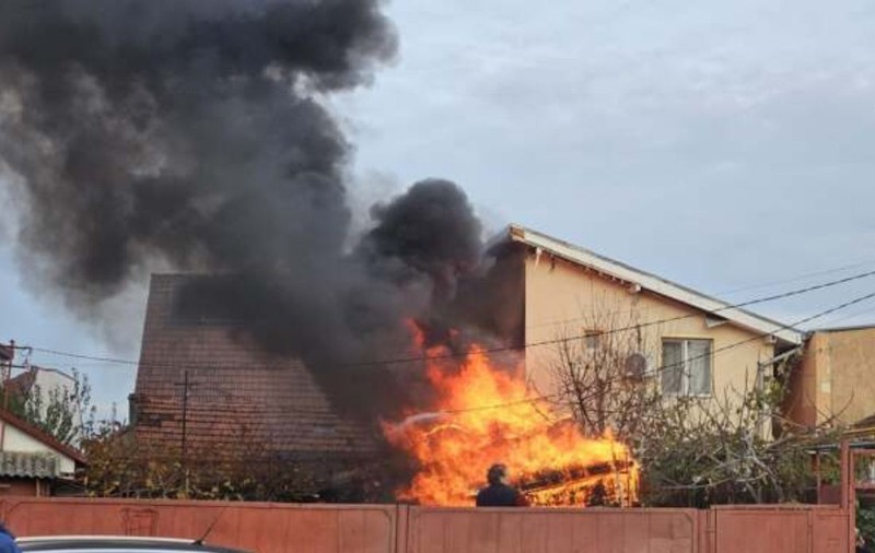 Trei bucăți de slănină l-au costat scump pe un bărbat din Oradea, după ce afumătoarea a luat foc și incendiul s-a extins la casele a doi vecini