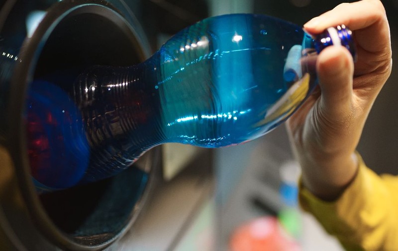 Sticlele de plastic se schimbă din nou: după capacele care nu se mai desprind, vine altă surpriză