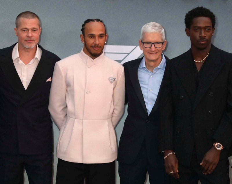 Filmul la care Brad Pitt a lucrat cu Lewis Hamilton ajunge în România. De când poate fi văzut la cinema „F1: The Movie”