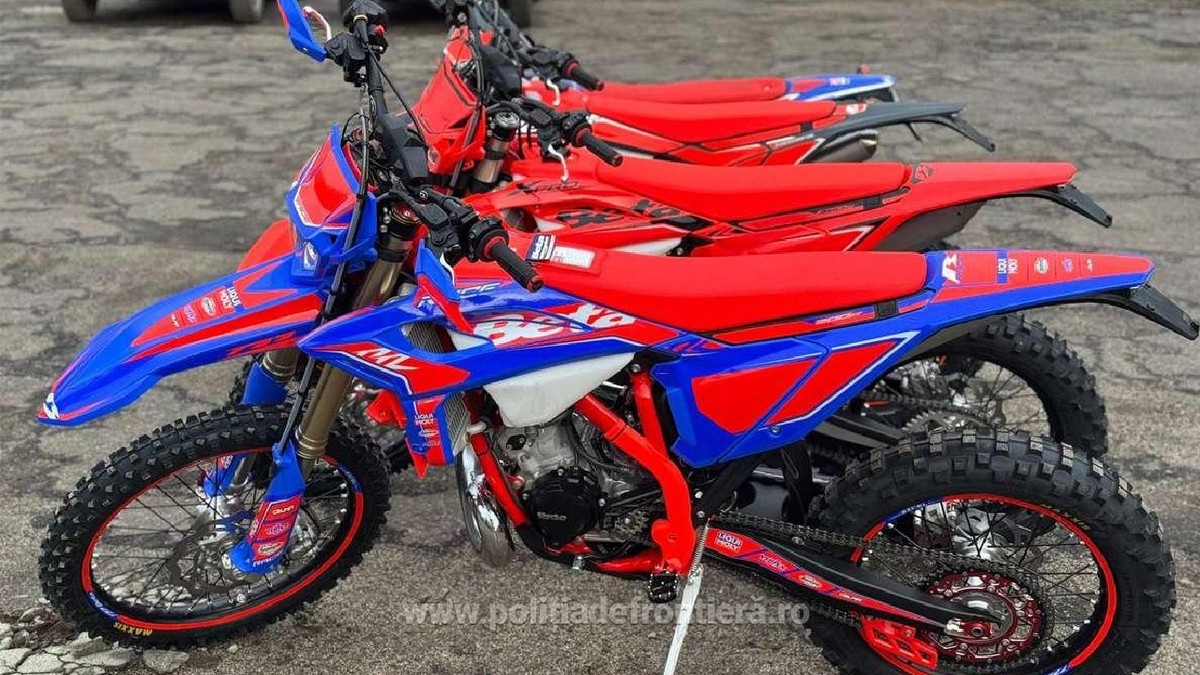 Patru motociclete de culoare rosie și albastra