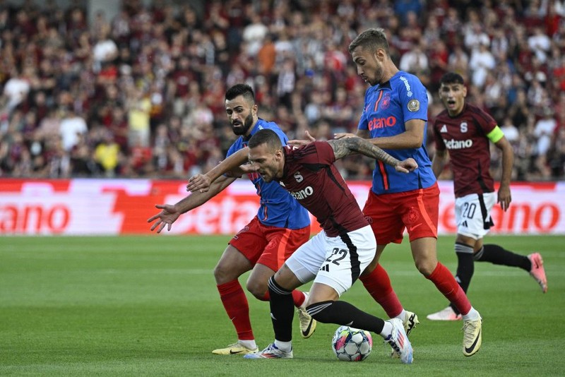 Sparta Praha - FCSB (Rumunsko), úvodní utkání 3. předkola fotbalové Ligy mistrů, 6. srpna 2024, Praha. Zleva Valentin Cretu z ,FCSB Lukáš Haraslín ze Sparty, Mihai Lixandru z FCSB, Qazim Laci ze Sparty.,Image: 896567472, License: Rights-managed, Restrictions: , Model Release: no