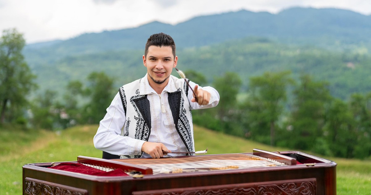 Catalin Iancu Jr canta la tambal inconjurat de verdeata