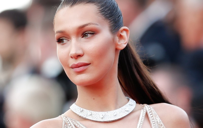 Bella Hadid, complet goală în revista Vogue | FOTO
