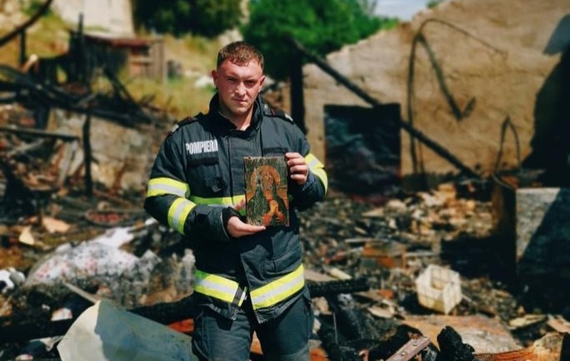 O icoană a Maicii Domnului a rămas intactă într-o casă distrusă de un incendiu devastator, în Bistrița: „Un semn divin”