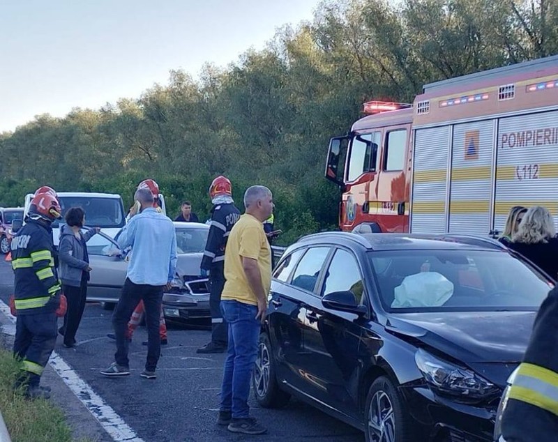Trafic blocat pe DN 22B după o tamponare în lanț cu șase autoturisme pe digul Dunării, între Brăila și Galați