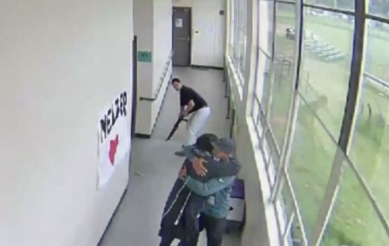 Un elev care a venit cu pușca la școală a fost dezarmat de un profesor care l-a îmbrățișat