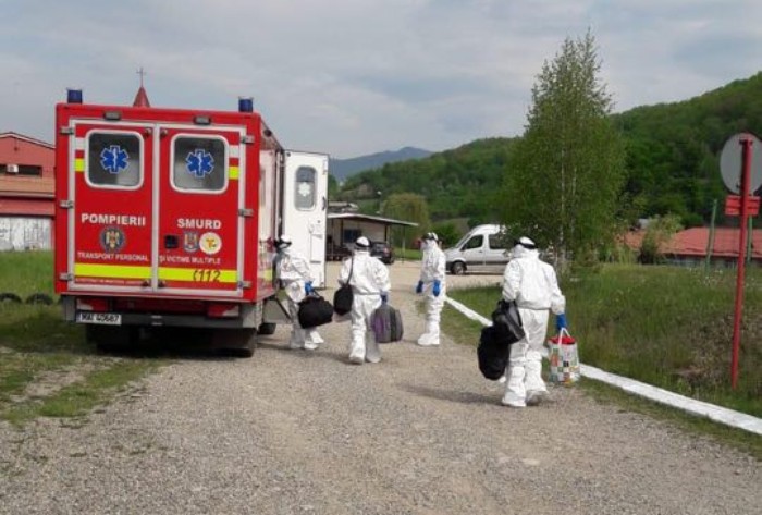 Noi și noi bolnavi de COVID-19 sunt transportați la spital de la Centrul de la Dărmănești