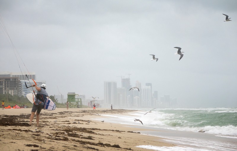 Mai mulți americani au ieșit să facă surf, deși uraganul Matthew urmează să lovească din plin coasta de est a Floridei