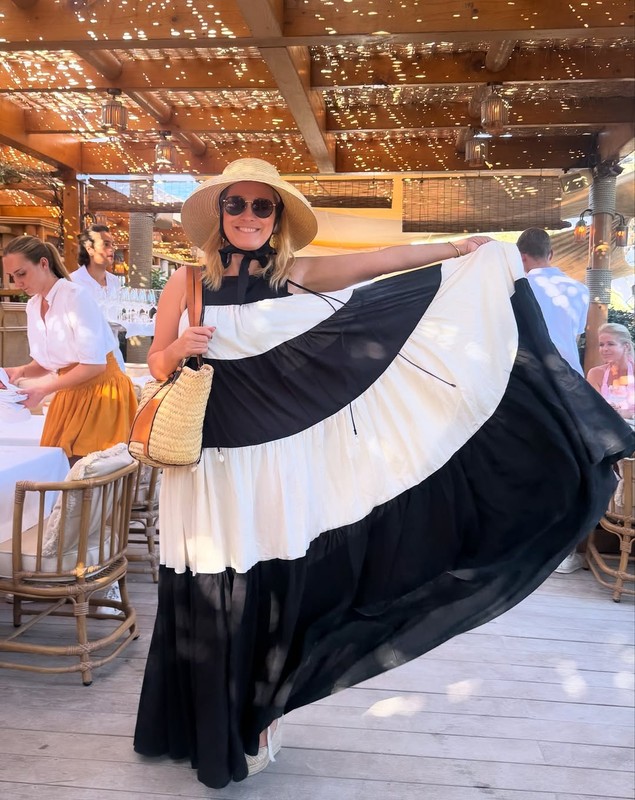 Cum a apărut Andreea Esca pe străzile din Saint Tropez. Vedeta se află în vacanță cu familia