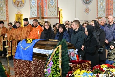 Natalia Sagmanova (prima din stânga), la catafalcul tatălui său