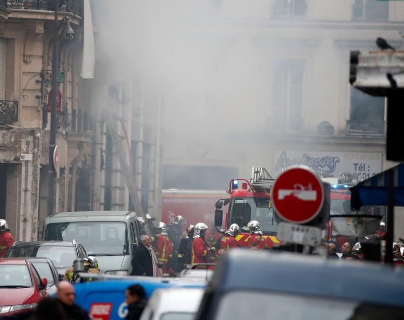 VIDEO / Imagini șocante cu momentul exploziei din Paris. Un jurnalist italian a filmat scena dezastrului: "Mi-a explodat în față"