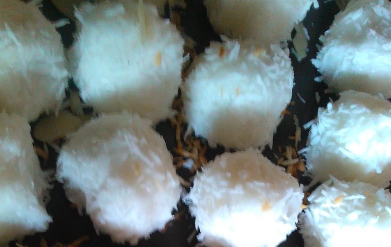 REȚETĂ SIMPLĂ și DELICIOASĂ. Bomboane RAFFAELLO raw-vegan, în doar ZECE MINUTE