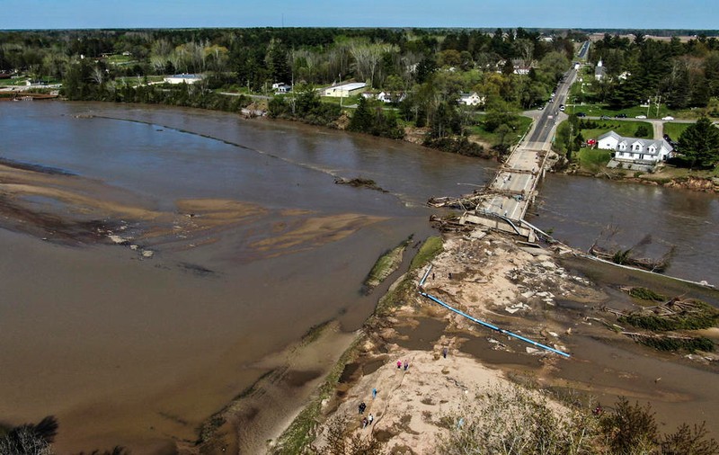 Inundații în SUA. Aproape 11.000 de persoane evacuate după fisurarea a două baraje în statul Michigan