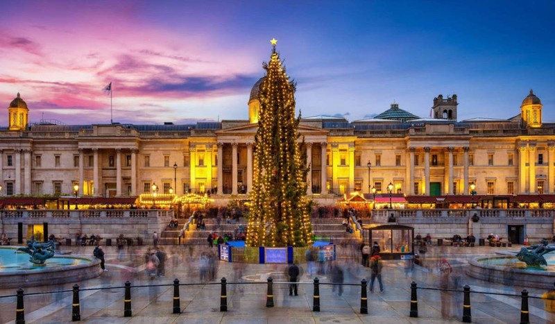 Tradiția Norvegiei ca Marii Britanii să ofere un brad de Crăciun datează din timpul celui de-al Doilea Război Mondial. Bradul ajunge de obicei la Londra pe la începutul lunii decembrie, după ce este tăiat în Norvegia la sfârșitul lunii noiembrie. Foto: Time Out London / X