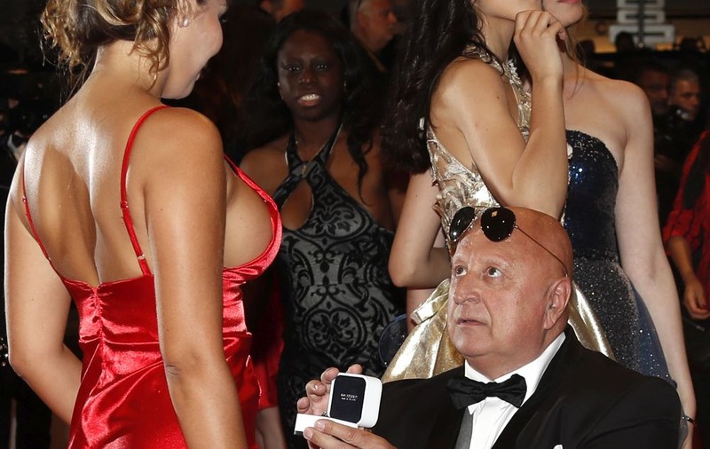 FOTO | Un milionar și-a cerut în căsătorie iubita pe covorul roșu de la Cannes!