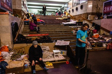 Oameni care se adăpostesc într-o stație de metrou din cartierul Saltivska din Harkov. 19 mai 2022. Foto: Profimedia