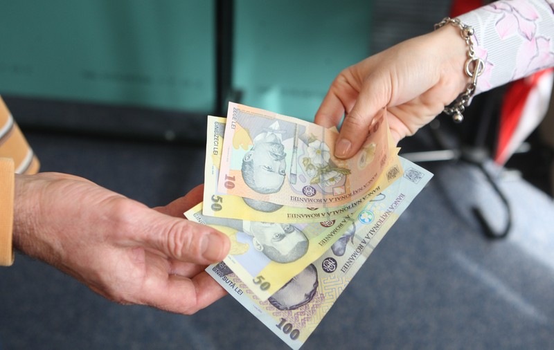Cresc dobânzile pentru creditele în lei. Criza începe să se facă simțită pe bursele mondiale