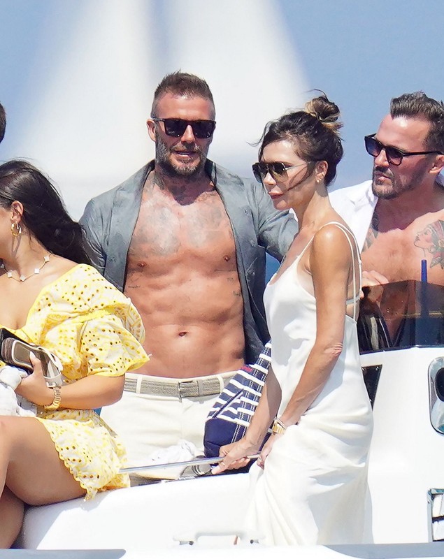 Familia Beckham face furori în Saint Tropez! David a apărut la bustul gol, iar Victoria și-a arătat formele într-o rochie albă