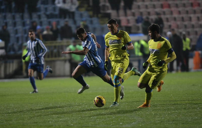 GALERIE FOTO&VIDEO / LIGA I: Steaua - CSMS Iaşi 1-0. ^Roş-albaştrii au evoluat într-un echipament inedit, fără emblema şi fără numele echipei. Sigla a fost acoperită cu leucoplast. Gâlcă a avut pe geacă noua stemă! Szukala a adus victoria campioanei en-titre, cu preţul unei accidentări la cap