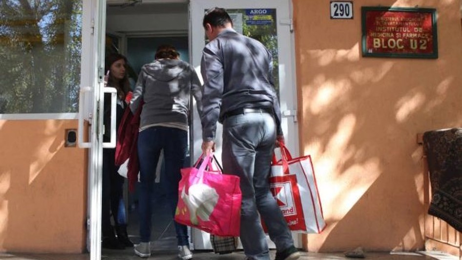 Studenți care intră în cămin