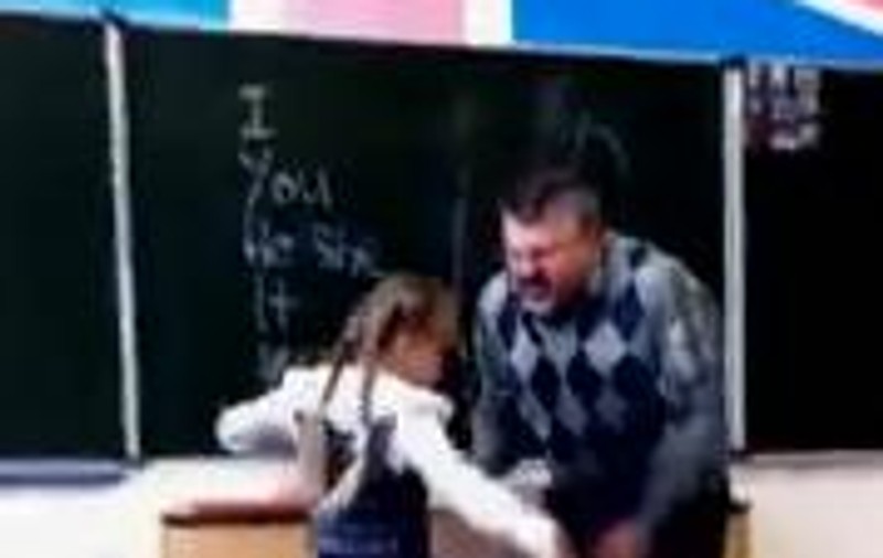 Lecția cea mai dură pentru un DASCĂL VIOLENT! Răzbunarea fetiței care a refuzat să fie BATJOCORITĂ de PROFESOR în fața ÎNTREGII CLASE! VIDEO