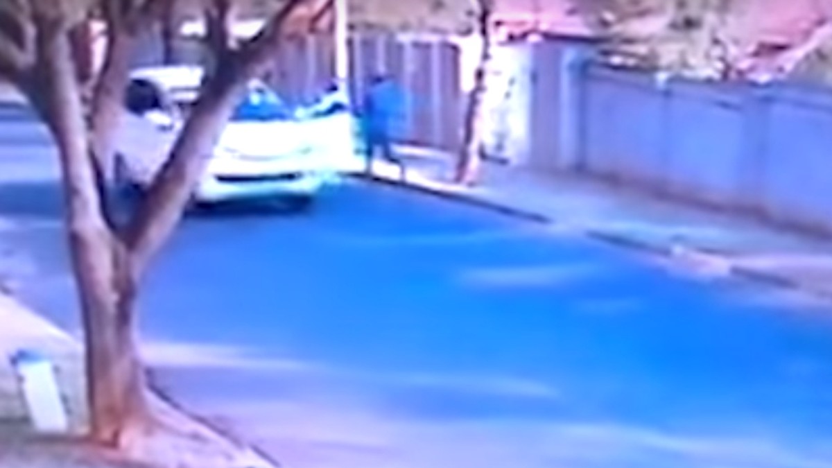 Un bărbat a încercat să răpească o fată din plină stradă! Imagini incredibile de la tentativa de lângă un parc circulat