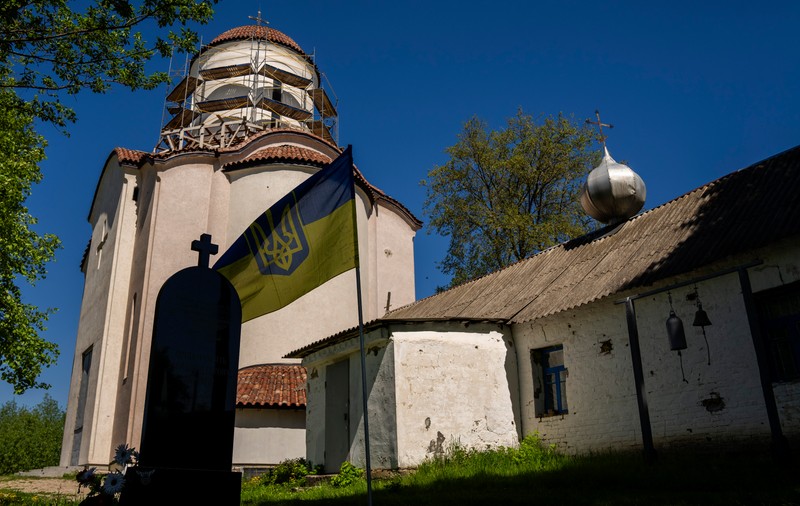 „Lupte au avut loc chiar aici”. O biserică de lângă Kiev a devenit simbol al rezistenței în fața trupelor ruse