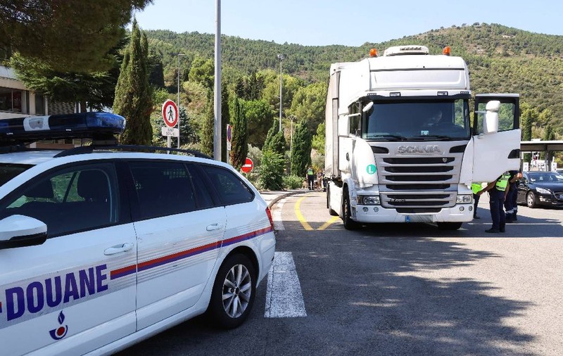 Un șofer român de TIR a povestit cum a fost convins să transporte cocaină din Spania în Franța și a spus câți bani a câștigat