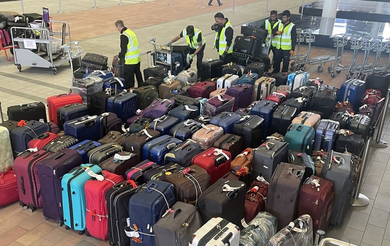 „Criza bagajelor” ia amploare. Haos pe aeroporturile din Marea Britanie