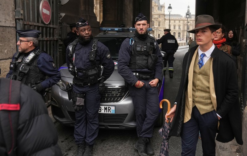 Misteriosul „Fedora Man”, adolescentul francez elegant surprins după jaful de la Luvru, a fost identificat