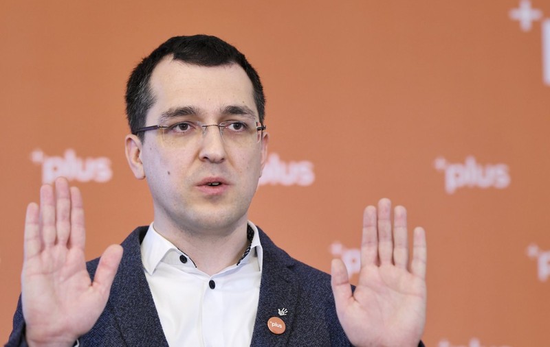 Reacția lui Vlad Voiculescu după ce a fost surprins fără mască în Parlament: „Nu mi-am dat seama, eram singur într-o încăpere uriașă. Îmi cer scuze”