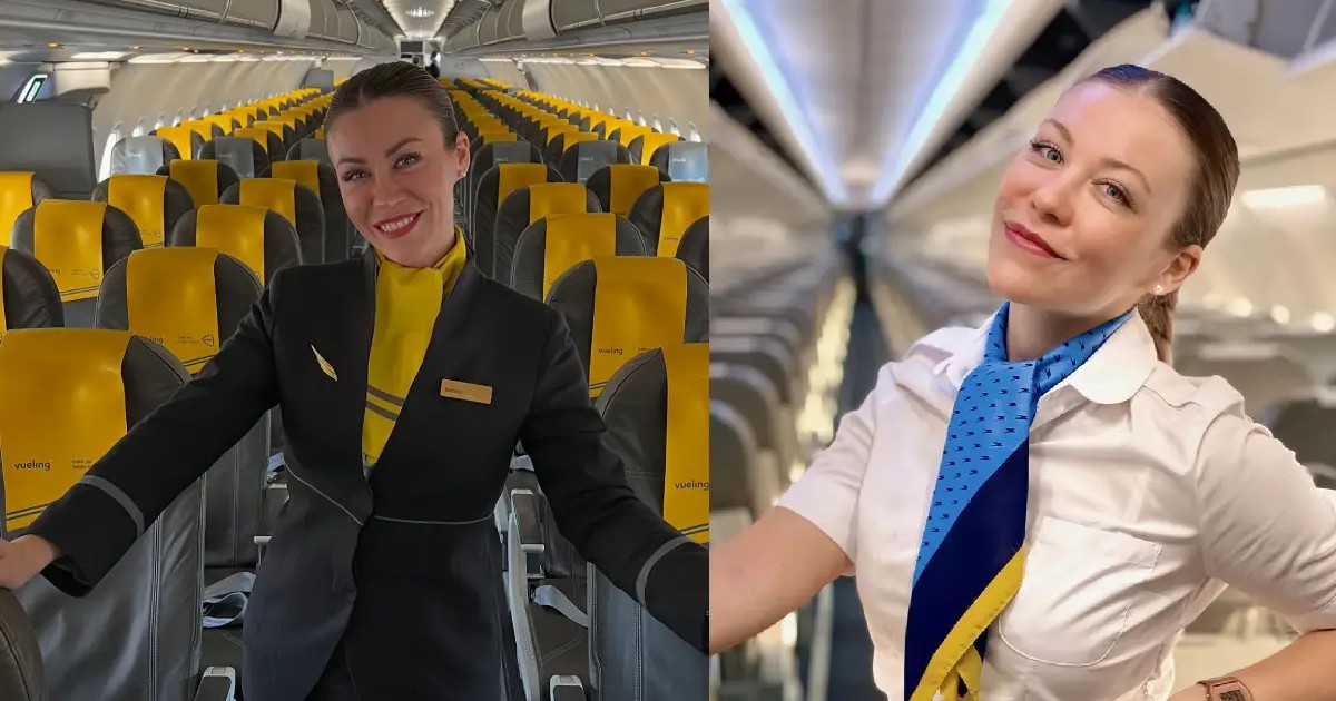 O însoțitoare de zbor, îmbracata in uniforma, pozează pe culoarul avionului